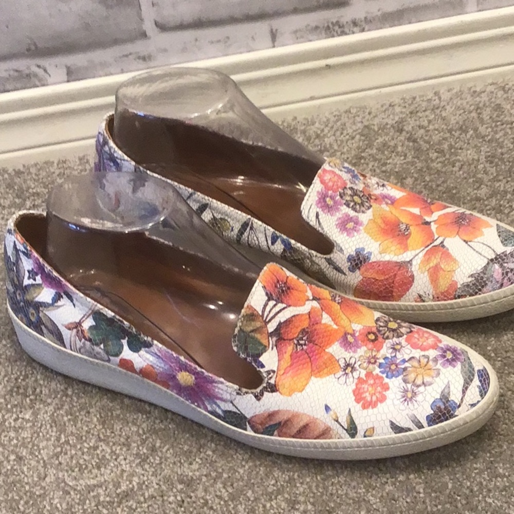 Andre Assous size 9.5 made in Italy white floral slip on comfort loafers